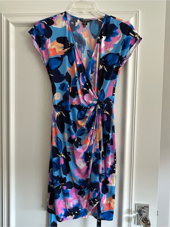 Maggy London Dresses & Skirts - 💕🦋🦋Maggie London Blue Floral Wrap-Style Dress💕🦋🦋